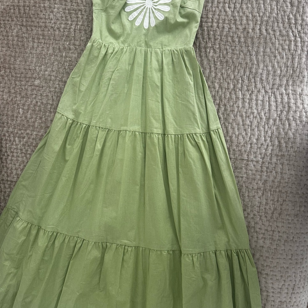 Elegant Strapless Green Dress with Floral Accent